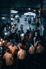 Tanzende Hochzeitsgäste genießen die Party – ausgelassene Stimmung und mitreißende Musik.