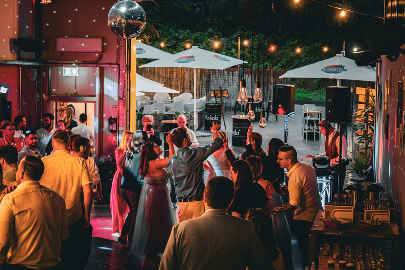 Anstoßen auf der Tanzfläche