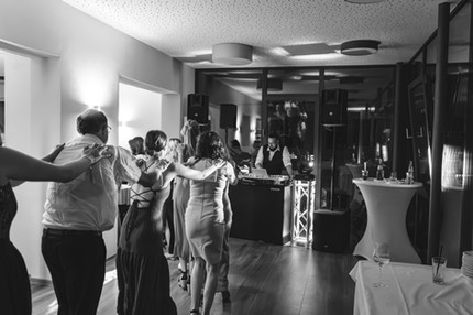 Erster Tanz des Brautpaares – emotionaler Hochzeitsmoment mit sanfter Beleuchtung und festlicher Atmosphäre.