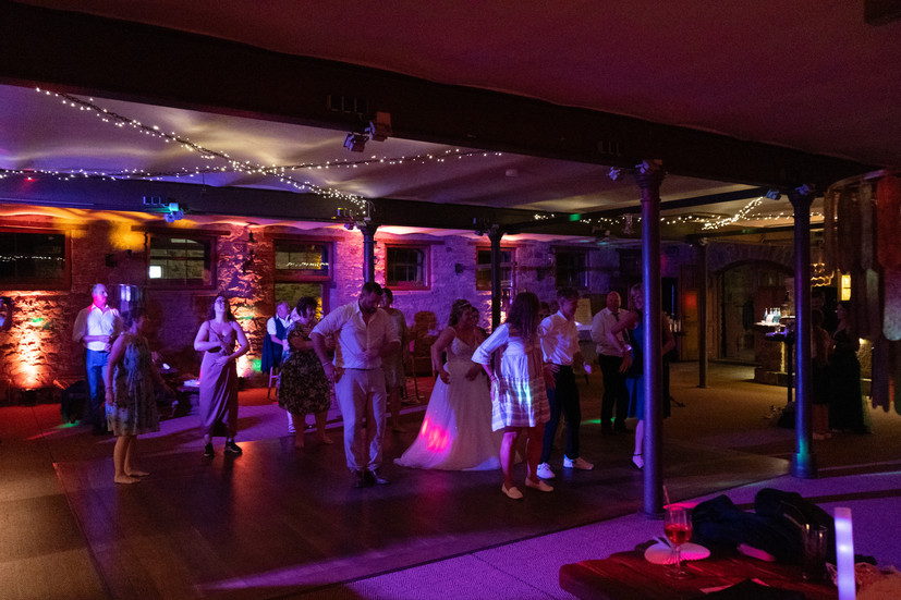 Anstoßen auf der Tanzfläche