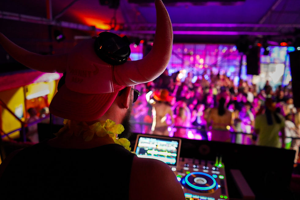 DJ Sebastian Graf legt auf einer Ballermann-Mottoparty auf, tobende Menge auf der Tanzfläche, ausgelassene Stimmung und bunte Lichter