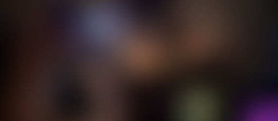 Hochzeits DJ begleitet den ersten Tanz eines Brautpaars – emotionaler Moment mit perfektem Song und stimmungsvoller Beleuchtung.