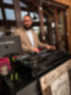 Volle Tanzfläche bei einem Event mit DJ, stimmungsvolles Licht und gut gelaunte Gäste im Partymodus