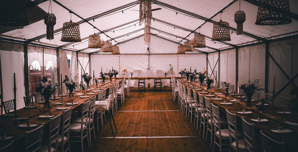 Festlich dekoriertes Hochzeitszelt bei Stahlwerk.Events mit romantischem Boho-Flair