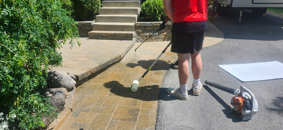 Scellant de pavé uni à Québec, Lévis, Portneuf, Beauport et Capitale-Nationale – Application de scellant protecteur pour rehausser la couleur, prévenir l’érosion et embellir votre entrée grâce à GROUPE METIKO.
📞 1 (888) 514-1297 📧admin@groupemetiko.com