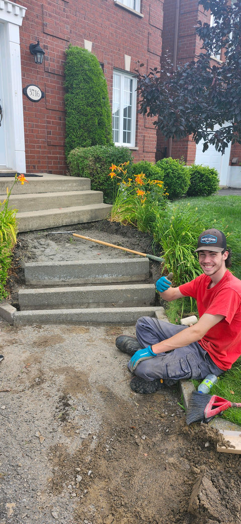 Scellant de pavé uni à Québec, Lévis, Portneuf, Beauport et Capitale-Nationale – Application de scellant protecteur pour rehausser la couleur, prévenir l’érosion et embellir votre entrée grâce à GROUPE METIKO.
📞 1 (888) 514-1297 📧admin@groupemetiko.com