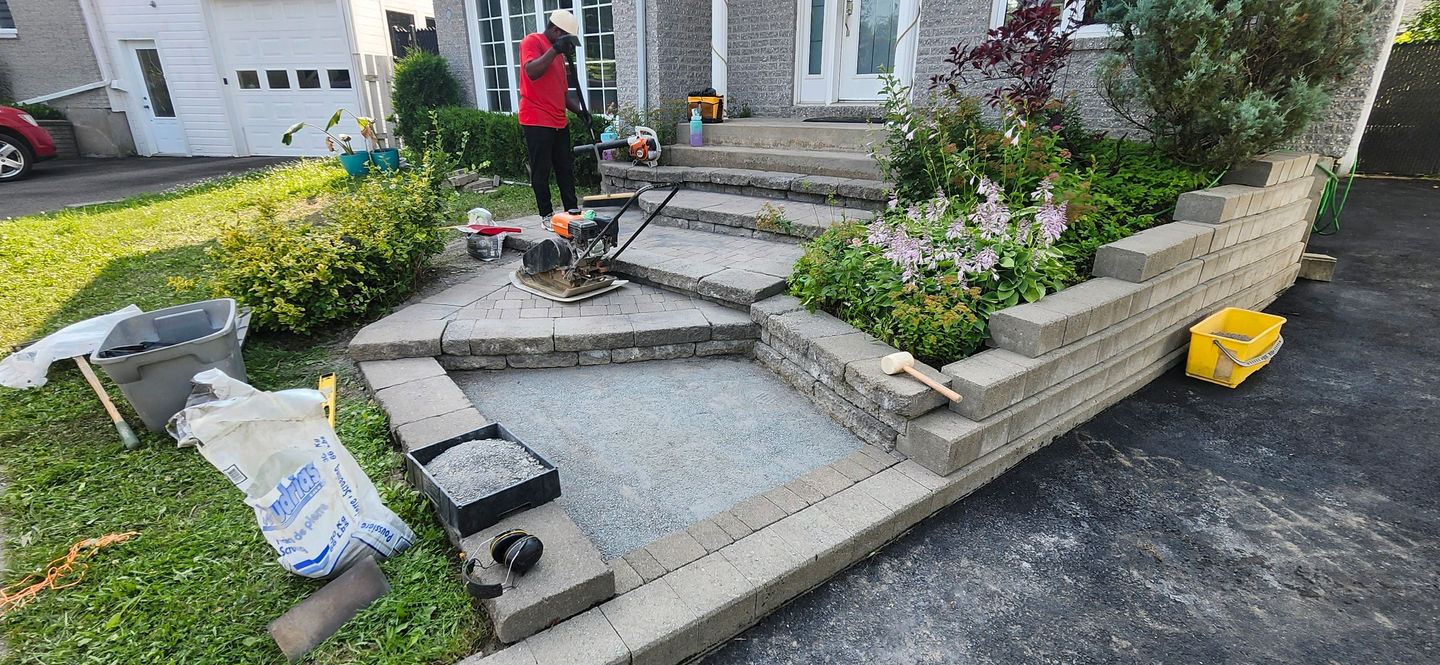 Scellant de pavé uni à Québec, Lévis, Portneuf, Beauport et Capitale-Nationale – Application de scellant protecteur pour rehausser la couleur, prévenir l’érosion et embellir votre entrée grâce à GROUPE METIKO.
📞 1 (888) 514-1297 📧admin@groupemetiko.com