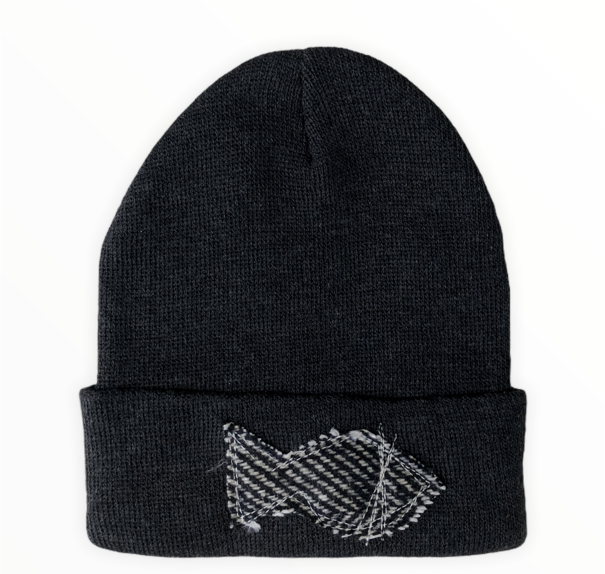 Tuque noire avec poisson