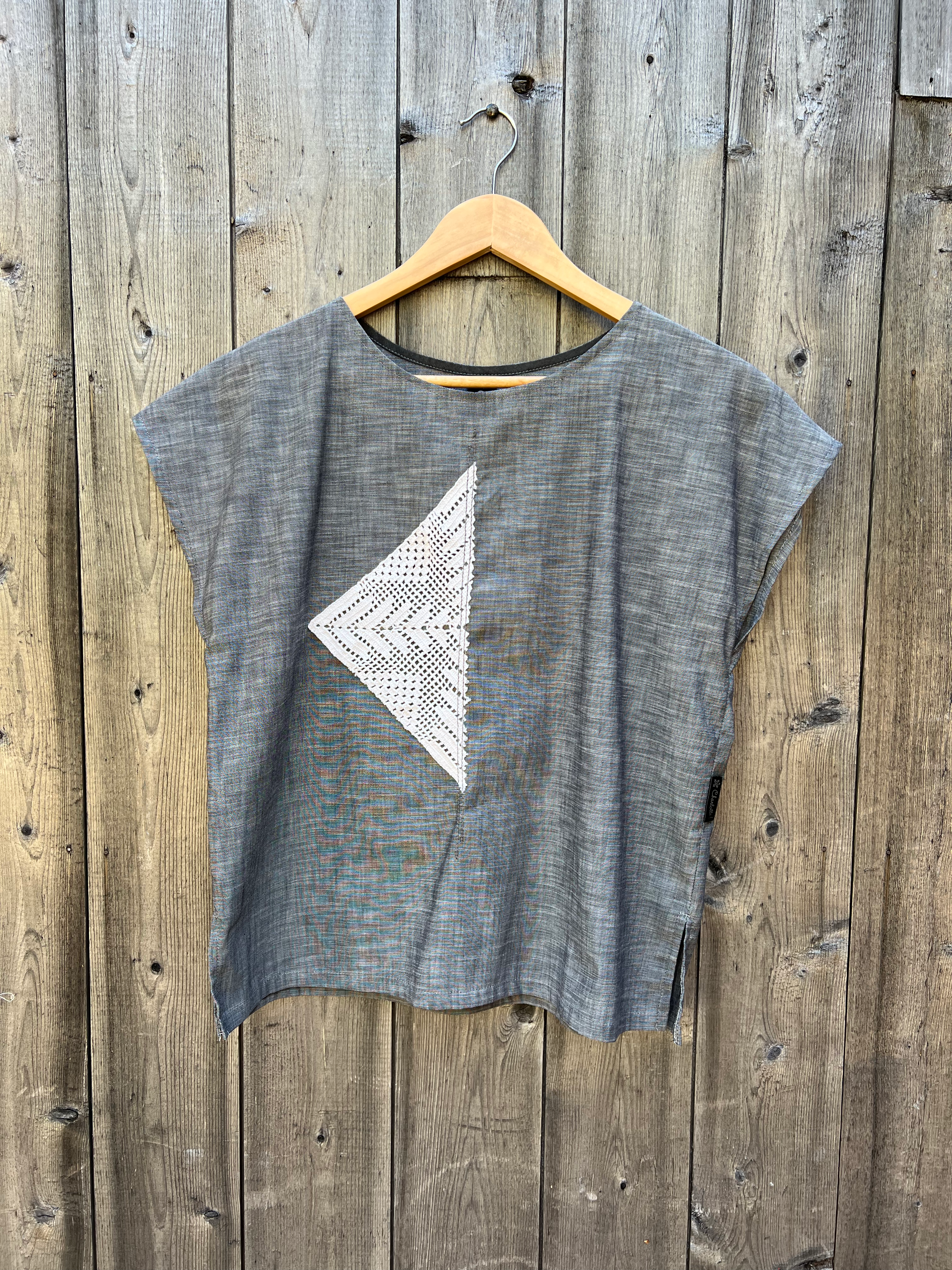 Top gris avec detail en dentelle