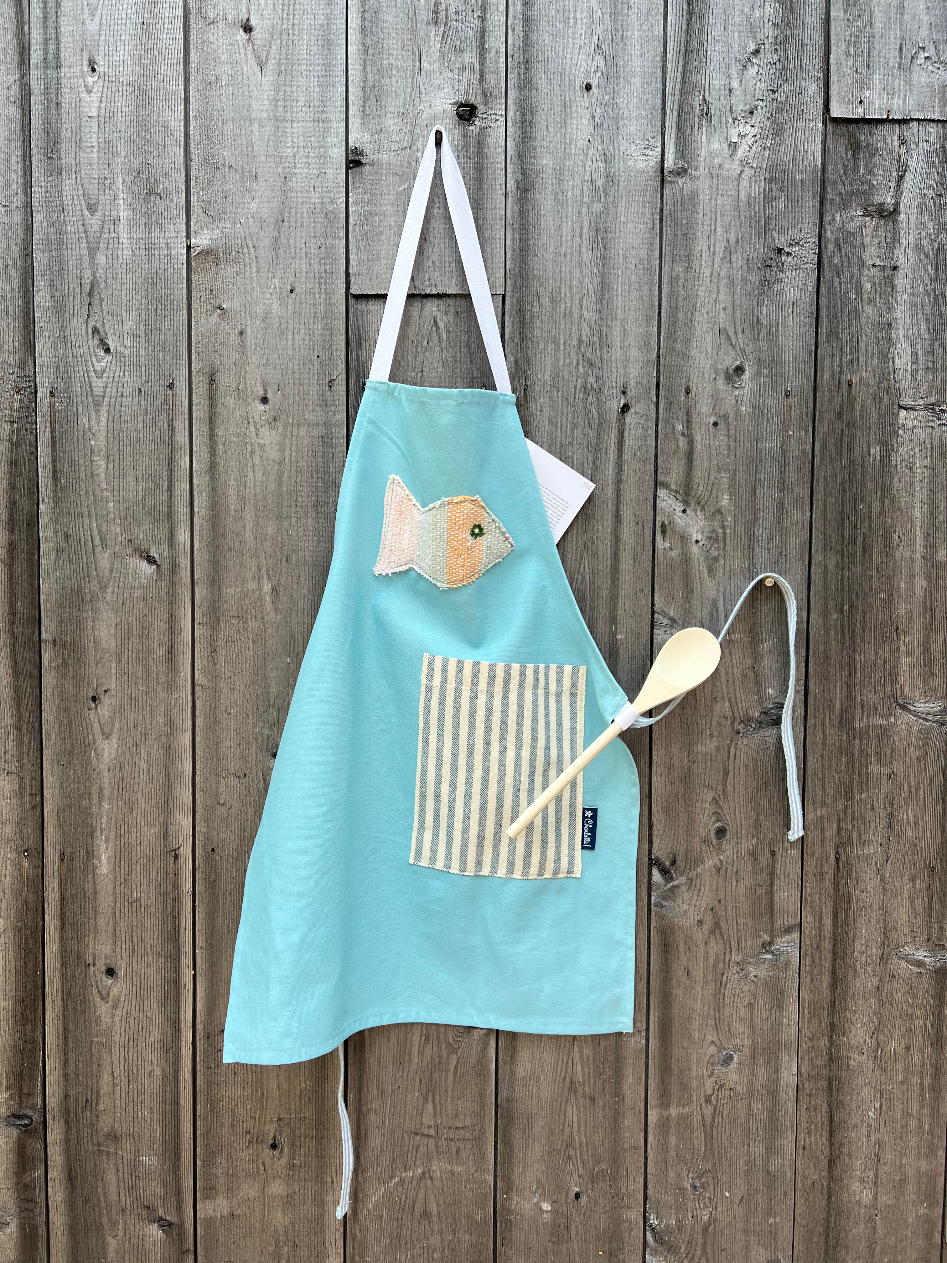 Tablier bleu pour enfant avec poisson cousu en catalogne