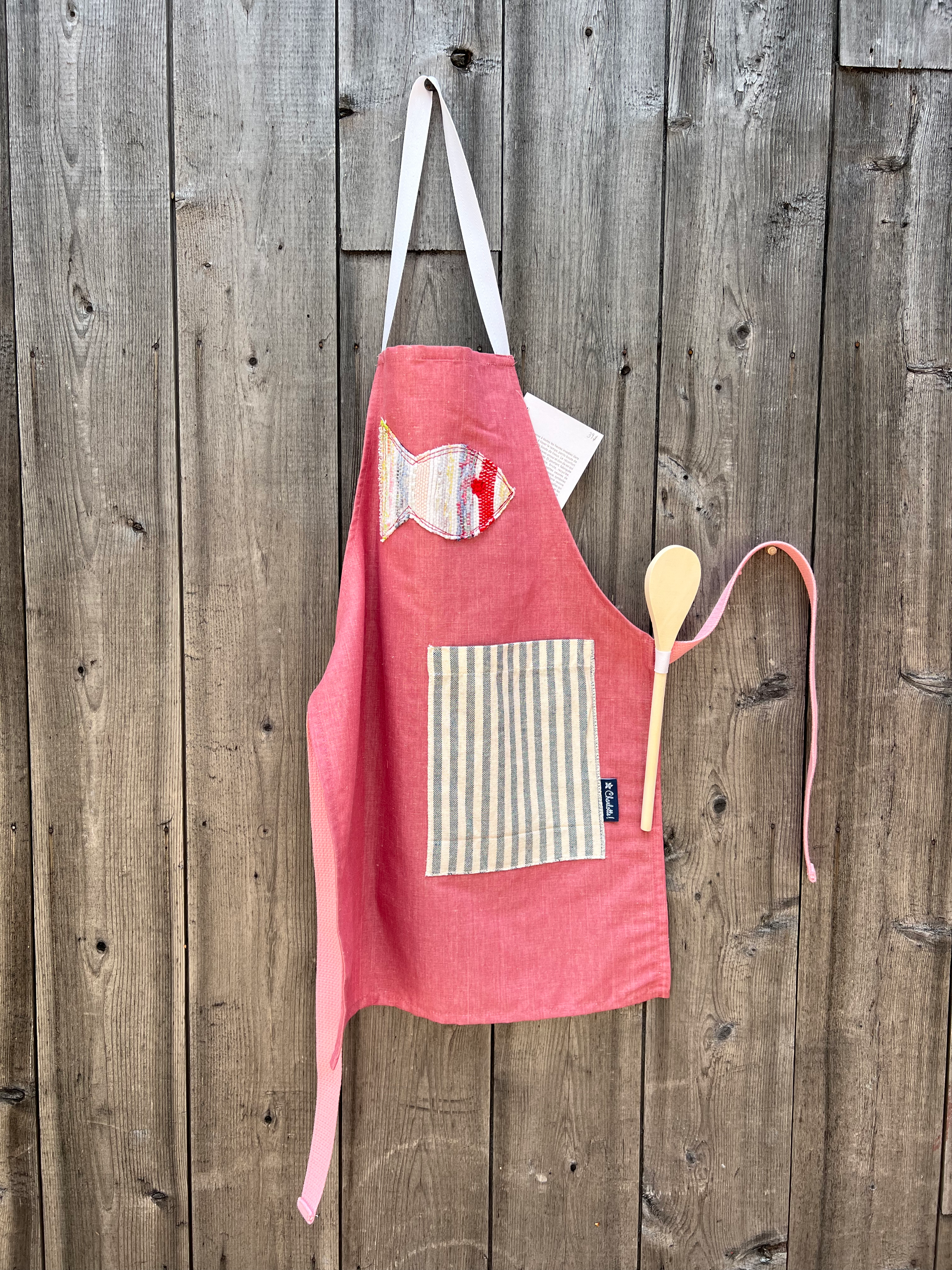 Tablier rose pour enfant avec poisson cousu en catalogne