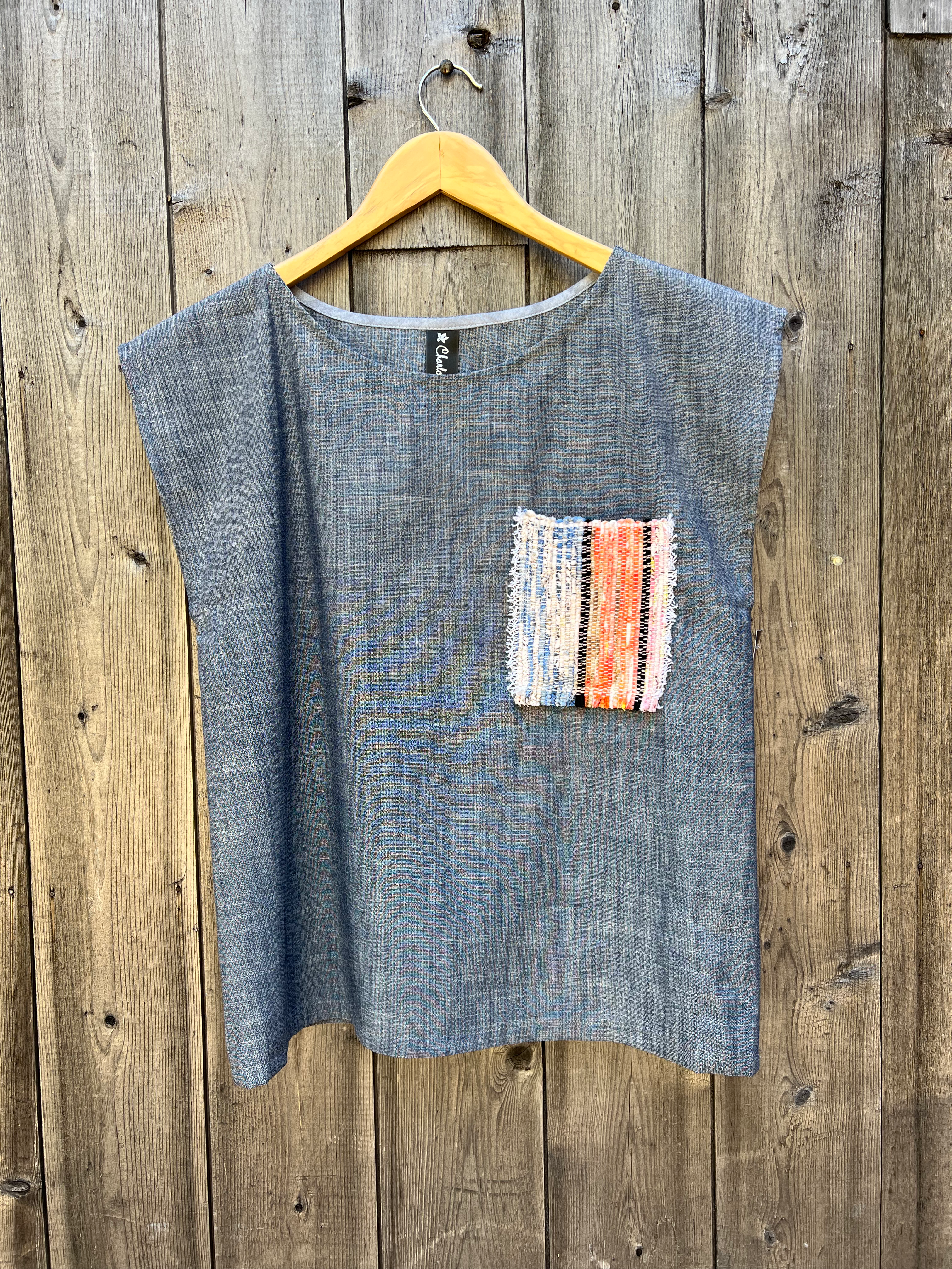 Top gris avec poche en catalogne