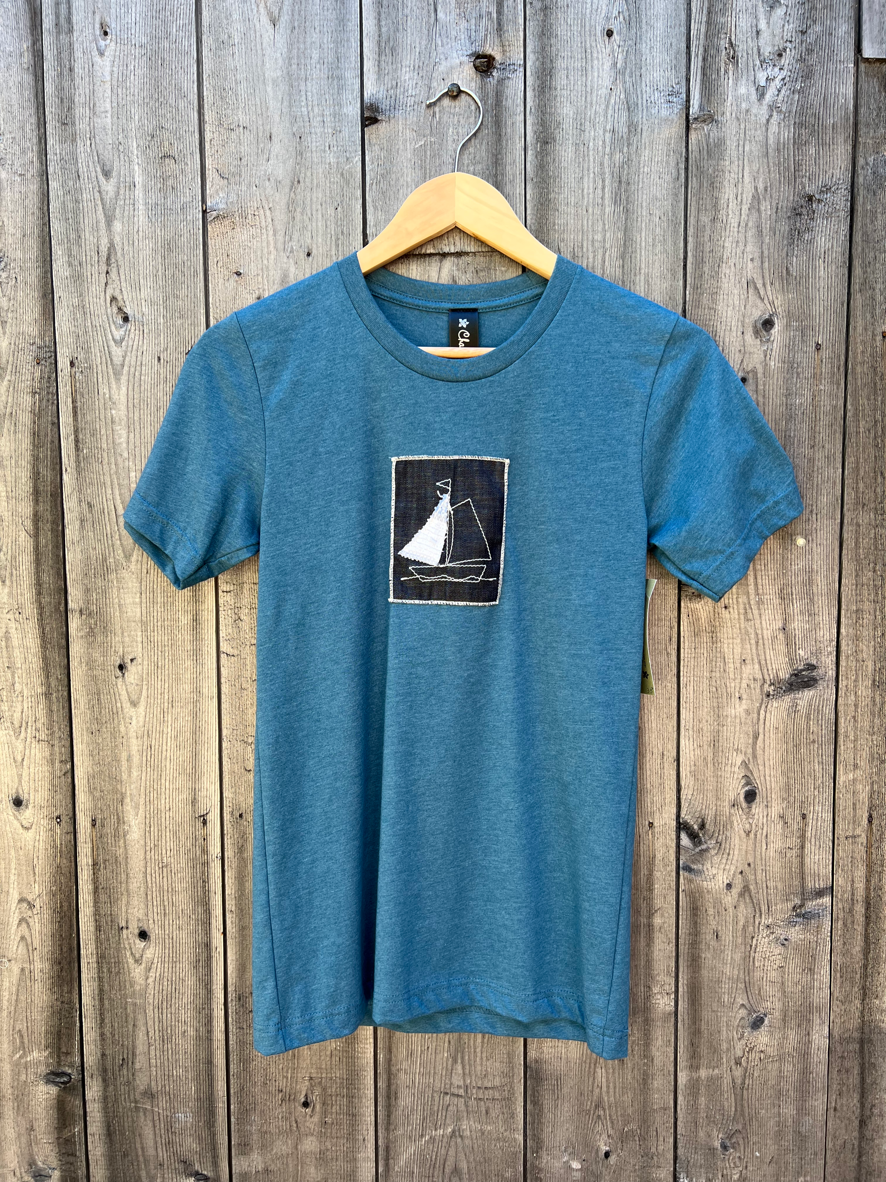 T-shirt bleu unisexe avec voilier en catalogne