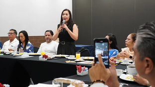 Durante el encuentro, escuchó sus experiencias y planteamientos, coincidiendo en la importancia de mantener una comunicación cercana y constante que permita construir y fortalecer la agenda legislativa en materia económica.