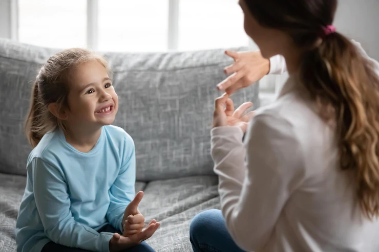 Madre e hija hablando en lengua de señas