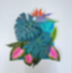 Composición de hojas tropicales en portafolio de arte contemporáneo