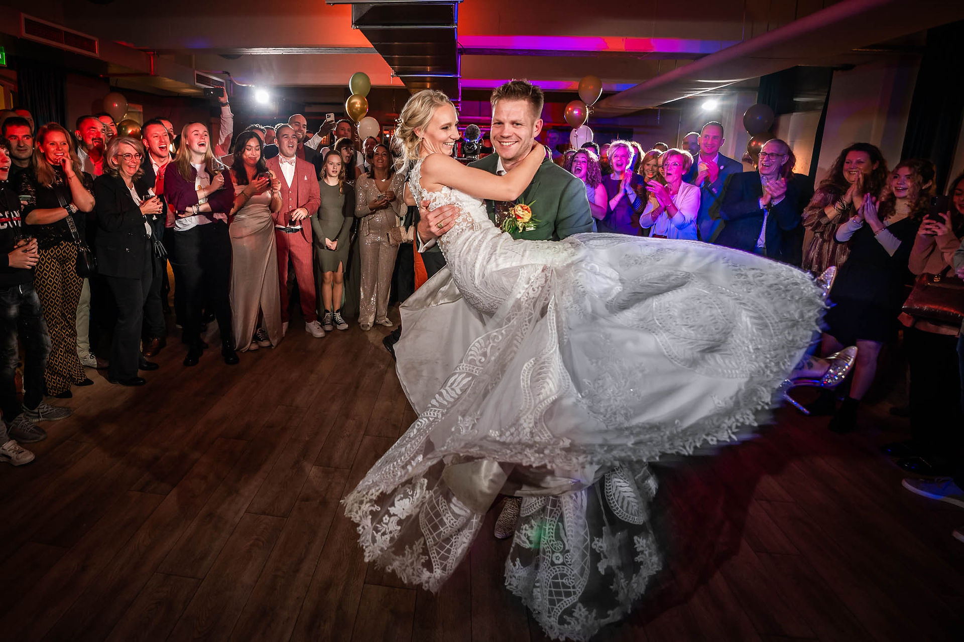 bruidspaar dansen in de Machinist in Rotterdam