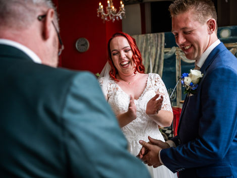 Het ja woord geven op de bruiloft gefotografeerd door award winning fotograaf - Hartog Fotografie