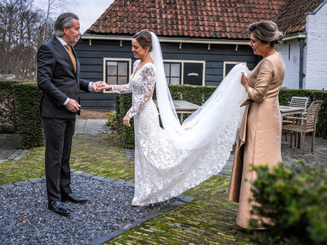 Bruid beleeft een first look met haar ouders voor de trouwceremonie bij Kasteel van Rhoon