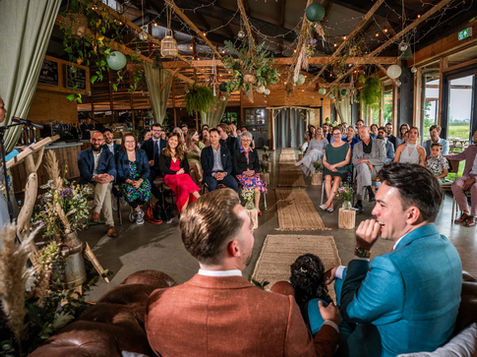Het bruidspaar beleeft de trouwceremonie samen met familie en vrienden op een sfeervolle trouwlocatie in Zevenhuizen in de Koeienstal