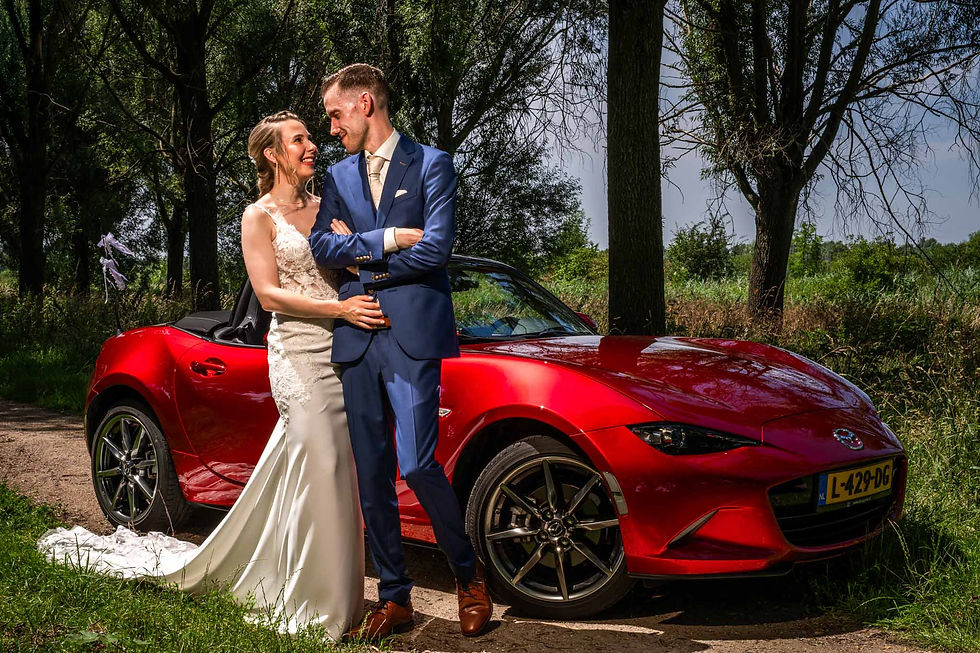 bruidspaar met trouwauto tijdens hun bruidsreportage