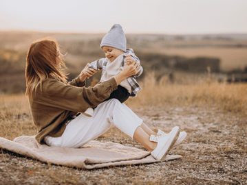 אמא וילד בטבע
