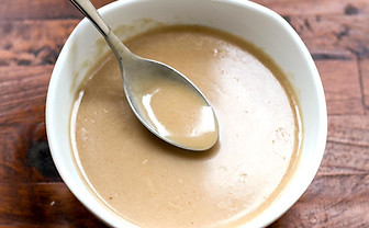 Molho Velouté clássico e cremoso, perfeito para acompanhar carnes e pratos refinados.