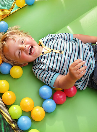 Garçon heureux sur un château gonflable