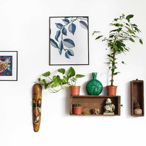 Wat moet er in de woonkamer aan de muur hangen?