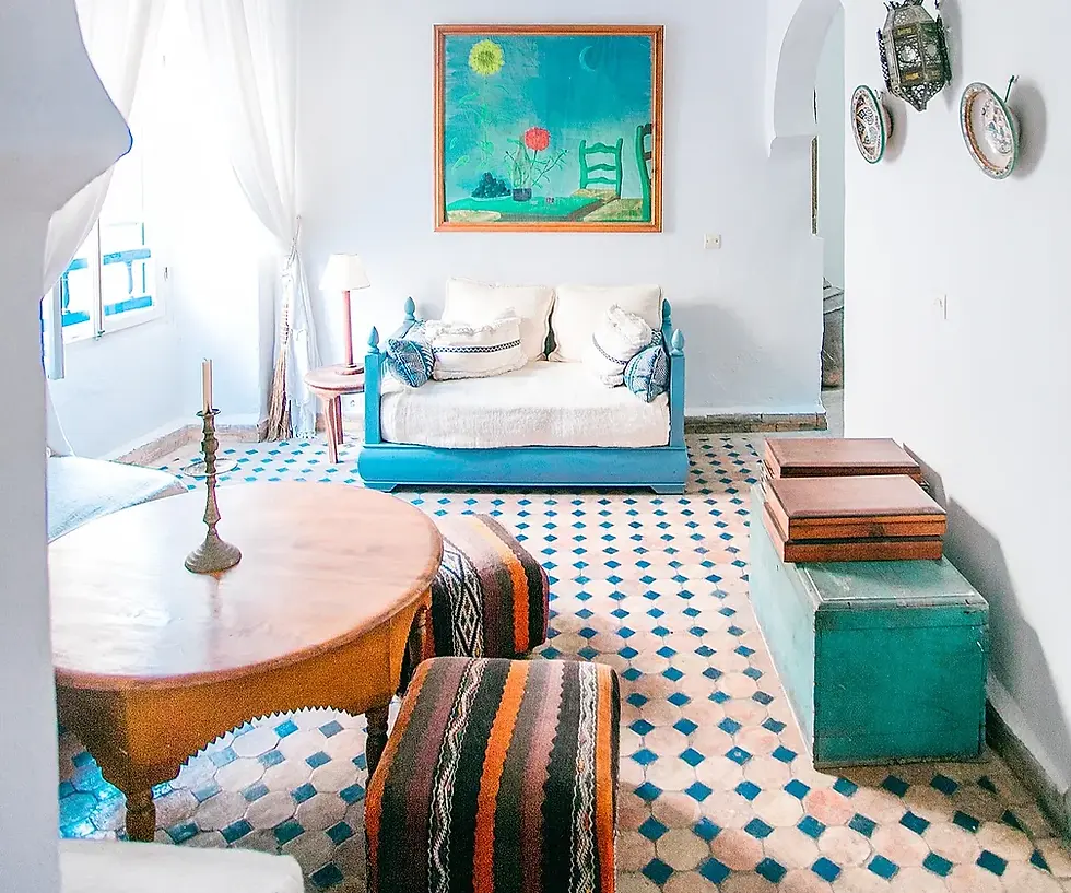 Een witte maximalistische slaapkamer, met bank, tafel en meer decoraties