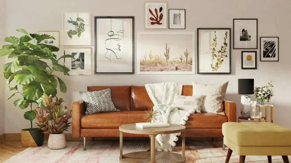 Een woonkamer met moderne meubels, schilderijen en planten