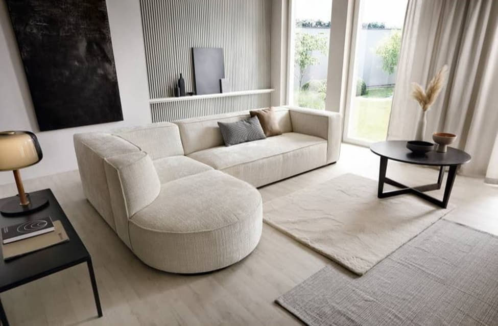 Een luxe woonkamer met mooie lichte meubels, een witte bank en ander luxueus interieur