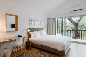 With a simple and elegant design inspired by the surrounding nature, the rooms and suites offer all the comfort and privacy so you can enjoy the peace of mind of mind from the Alentejo landscape