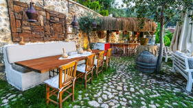 Many little corners for outside dining