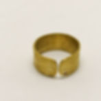 Thumbnail: Anneau brut large ouvert en bronze effet martelé mat