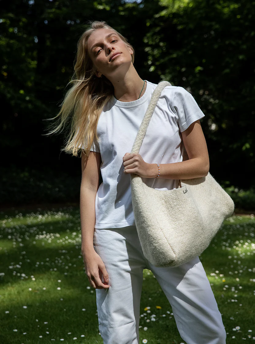 BigShoulderBag-Ivoire01-small_832x1120_crop_center.webp