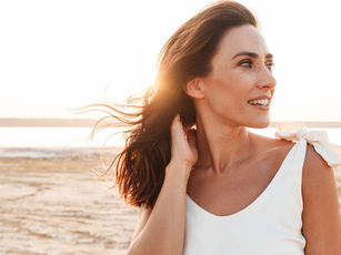 Frau am Strand, Herbstzeit