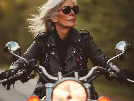 Frau fährt Motorrad