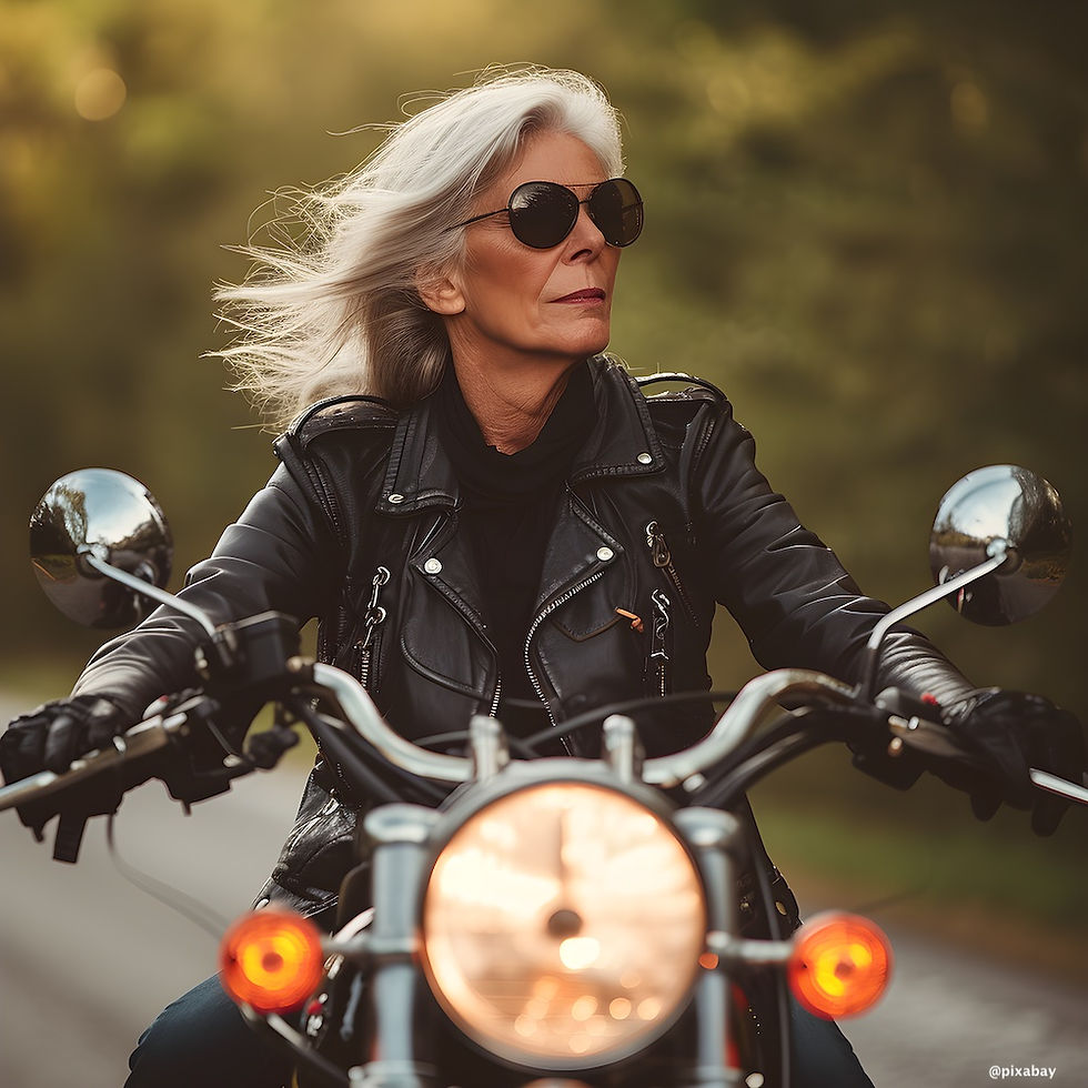 ältere Frau fährt Motorrad Herbstzeit