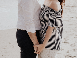 Paar Händchen haltend, Herbstzeit