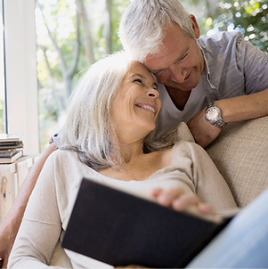 älteres glückliches Paar, Herbstzeit
