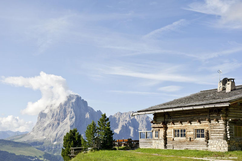 Dolomiten Hütte mit Bergpanorama