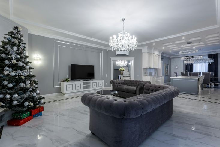Seasonal Decor for a Festive Stay