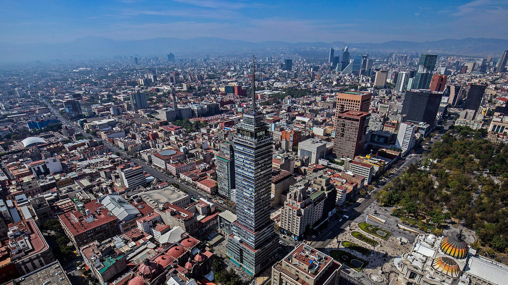 Vista aérea de la Ciudad de México, país donde el INEGI midió el trabajo infantil en 2025