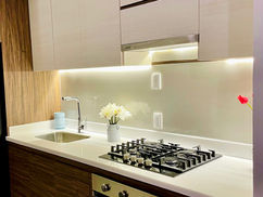 cocina con luz, cocina con campana en isla, cocina beige, cocina madera, cocina con led, cocina integral, cocina con cubierta blanca, mdf antartica, mdf roble africano