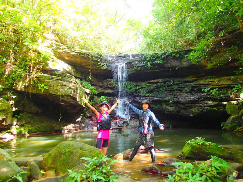 愛犬(ペット)と一緒に石垣島・西表島で遊ぼう!西表島ケンガイドがおすすめする人気のアクティビティツアー体験を、マングローブをカヌーや人気の SUP・スタンドアップパドルボードで漕いだり、ジャングルをトレッキングで秘境の滝で遊ぼう。アドベンチャーボートで行くパナリ島シュノーケルなど愛犬と一緒に西表島ツアーを楽しもう!石垣島や各離島からの日帰り参加もできます。