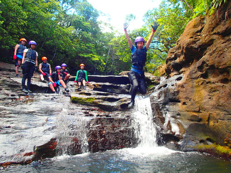 島旅を人気の格安離島ツアー家族旅行・女子旅応援!沖縄旅行で石垣島・西表島へ遊びに行くなら、西表島ツアーランキング人気の西表島ケンガイドがおすすめする!人気の観光スポット・アクティビティツアー体験をご紹介、川平湾・由布島観光・竹富島観光や西表島でカヌー・SUP・スタンドアップパドルボード&トレッキングで滝めぐりやキャニオニングツアー、アドベンチャーボートで行くパナリ島シュノーケリングツアー・星砂の浜シュノーケルを格安ツアー割引プランで体験出来る!