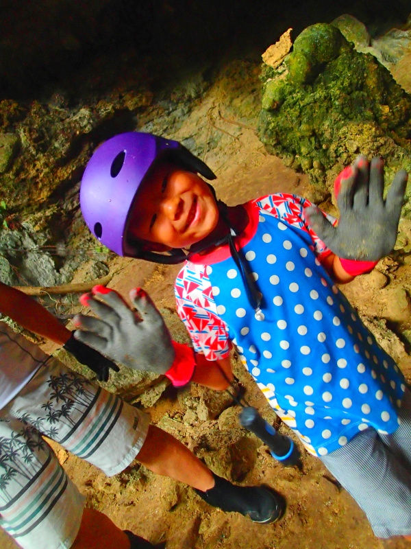 離島・西表島旅行で西表ツアーランキング人気のケンガイドがおすすめする西表観光アクティビティツアー・カヌーでマングローブ&ジャングル探検トレッキング滝巡り!神秘の鍾乳洞探検で感動体験!お得な割引家族旅行や女子旅応援!石垣島で夏休み旅行を遊びつくそう!