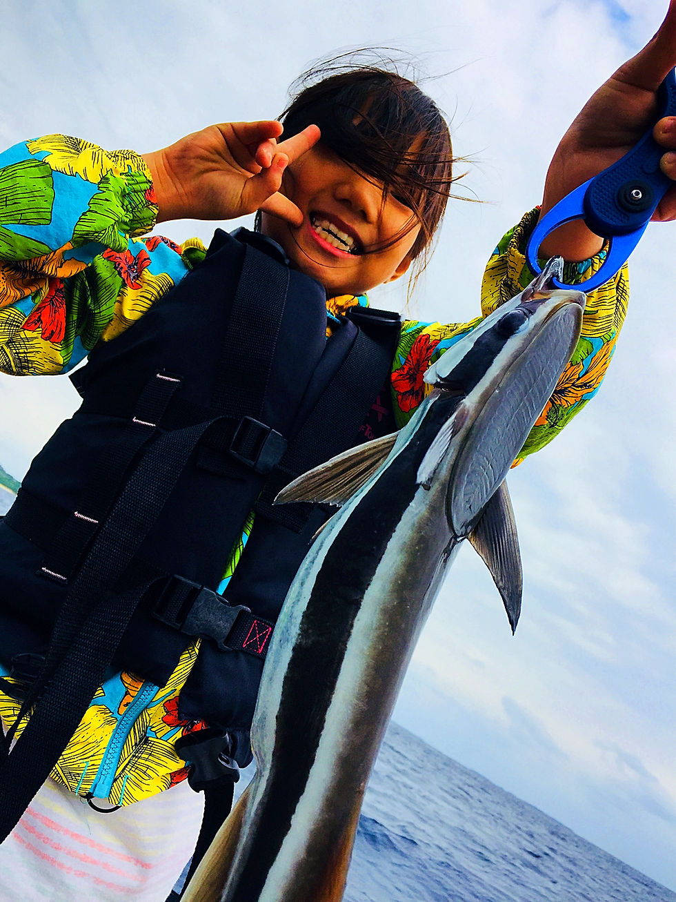 コバンザメ釣れたよ〜💙子供と釣り🎣 ボートフィッシング〜ジギング🎣 お弁当持って風が弱いので子供とボートフィッシングへ🚤 子供達!さぁ釣り開始しよう! リアちゃんが「キタ〜!」 竿がギュィーン〜ってしなるしなる!! 竿しっかり立ててリールを巻いて! ボートに近づいてきた、慎重に巻き上げろ! あっ!魚が見えっっ!! 何コレ!形はサメみたい! よし、タモで取り込もう、 これコバンザメだね! 初めて釣りで見たね!! 南の島で最高の思い出を〜 西表島 KEN GUIDE www.kenguide.info #西表島ケンガイド #石垣島旅行 #石垣島の旅 #石垣島 #西表島旅行 #離島 #旅行 #海 #ビーチ #海好き #ロックフィッシュ #ジギング #子供 #遊び #釣り #釣り好き #女子旅 #アウトドア #カヌー #sup #サーフィン #ヨット #カタマランセイル #パナリ島 #Yacht #catamaran #sailing