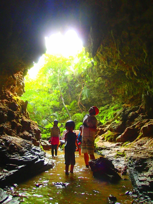 おすすめ西表ツアー石垣島・西表島・八重山旅行の人気定番観光&アクティビティを格安オプショナルツアーでお得に島旅を、石垣島・西表島ツアーランキング人気のケンガイドがおすすめ観光スポット・アウトドア体験をご紹介、川平湾・平久保灯台・竹富島・由布島観光が人気です。西表島ツアーならSUP・カヌーで行くマングローブとジャングルトレッキングで滝巡りや、海で遊ぶならアドベンチャーボートで行くパナリ島シュノーケル・星砂の浜シュノーケリングがお得な割引プランで楽しめます。